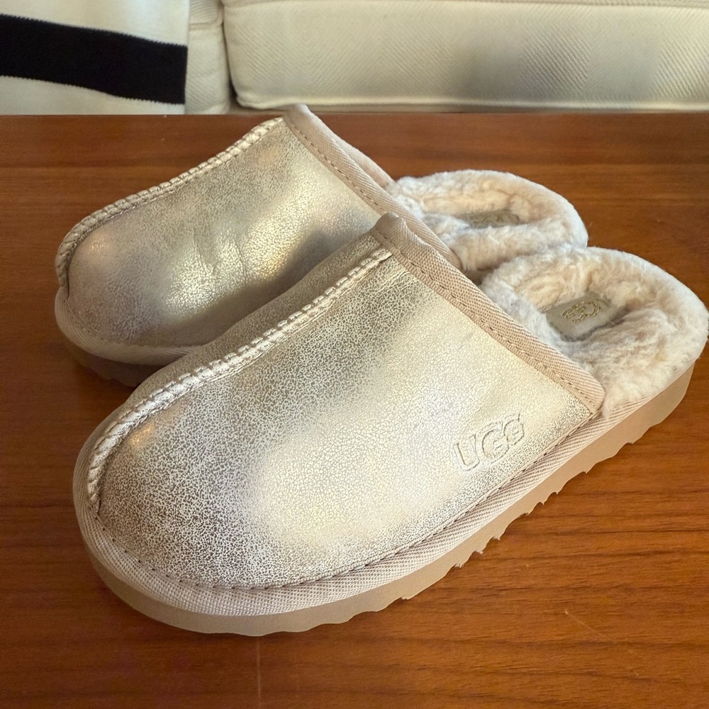 UGG Metallic Gold/ Cream Slippers | Sz 1